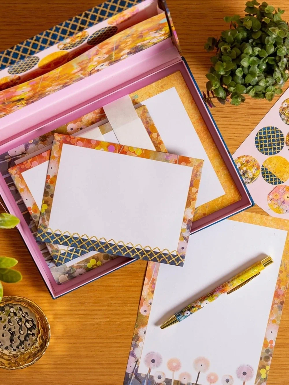 New Pom Poms Writing Set